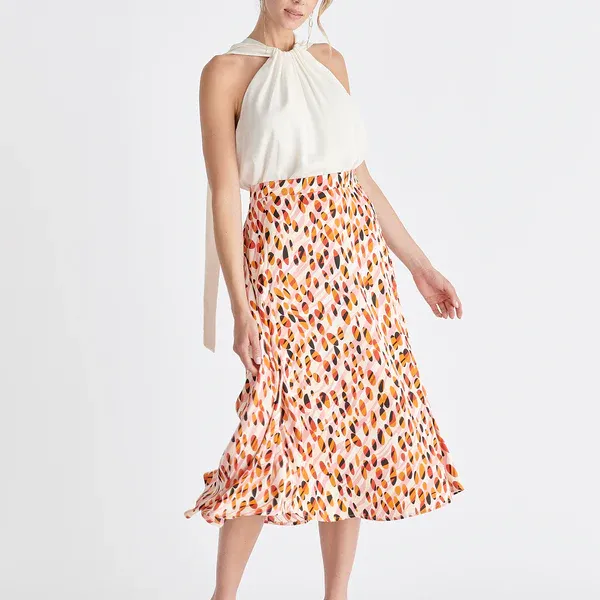 Asymmetric hem skirt