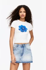 Fitted T hirt With Blue Flower Print - Off white