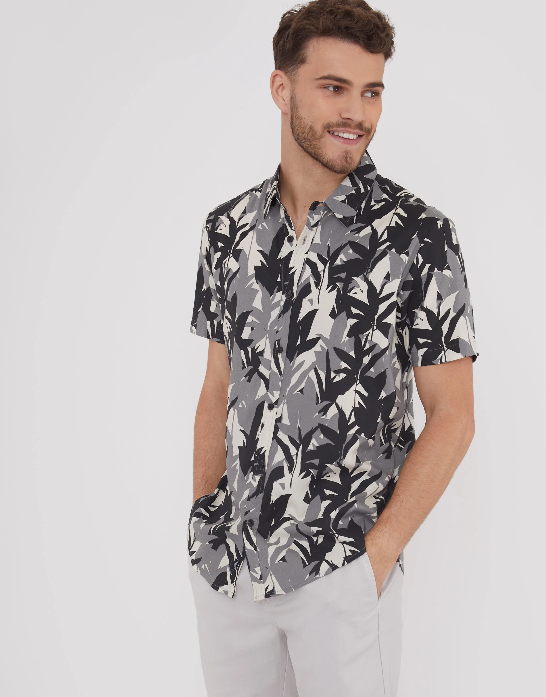 Men's Black Leaf Print Revere Collar Short Sleeve Shirt