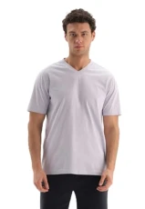 Men's Lilac Knitted Regular Supima Short Sleeve V-Neck T-Shirt, Fliederfarben, L Men's Lilac Knitted Regular Supima Short Sleeve V-Neck T-Shirt, Fliederfarben, L