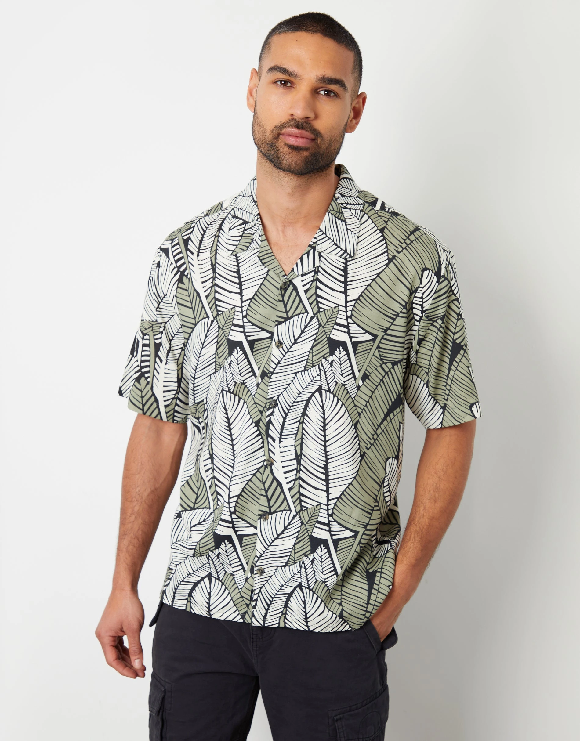 Men's Tropical Leaf Print Revere Collar Short Sleeve Shirt