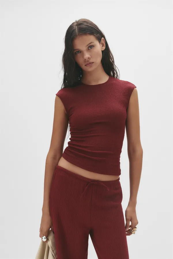 Short sleeve crepe top with a round neck - Burgundy