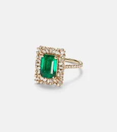 18kt gold ring with emerald and diamonds