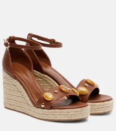 Alpargatas con cuña de piel adornadas Alpargatas con cuña de piel adornadas