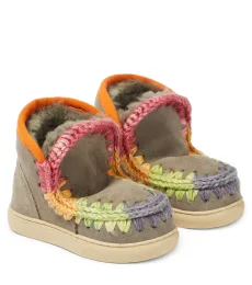 Baskets en daim et crochet