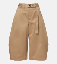 Bermudas cropped de algodón con cinturón Bermudas cropped de algodón con cinturón