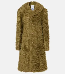 Buttoned coat Buttoned coat