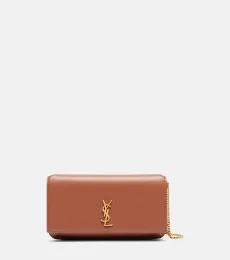 Cartera con cadena Cassandre de piel Cartera con cadena Cassandre de piel