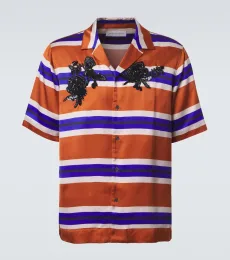 Chemise en satin rayée à ornement Chemise en satin rayée à ornement