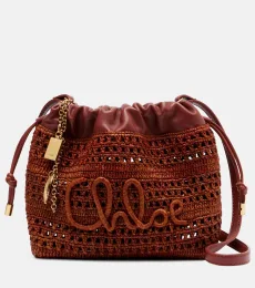 Chloé Sac seau Summer Banana Mini en raphia Chloé Sac seau Summer Banana Mini en raphia