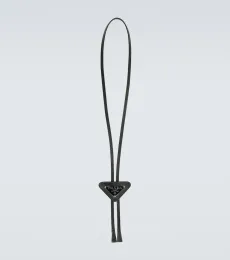 Corbata bolo de piel Saffiano con logo Corbata bolo de piel Saffiano con logo
