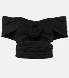 Crop top floral con hombros descubiertos