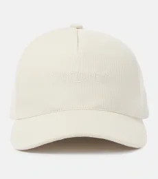 Gorra de pana bordada con logo Gorra de pana bordada con logo