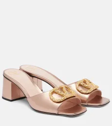 Mules 60 de piel metalizada con VLogo