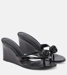 Mules compensées en cuir à appliqués floraux Mules compensées en cuir à appliqués floraux