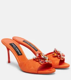 Mules de brocado adornados Mules de brocado adornados