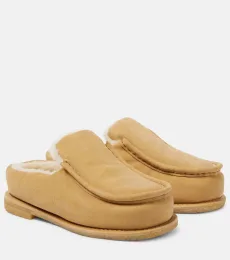Mules en daim et shearling