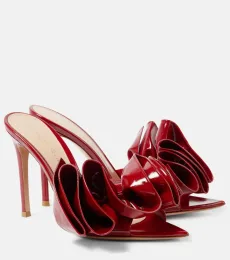 Mules Gabrielle 105 de charol con apliques Mules Gabrielle 105 de charol con apliques