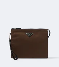 Pochette Re-Nylon avec finitions en cuir Pochette Re-Nylon avec finitions en cuir