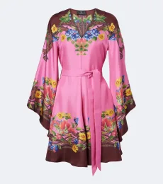Robe en satin de soie à fleurs Robe en satin de soie à fleurs
