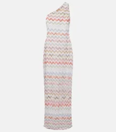 Robe longue en crochet à motif zigzag Robe longue en crochet à motif zigzag