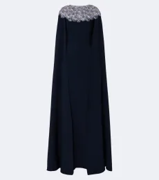 Robe longue en soie mélangée à cape et ornements