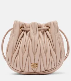 Sac seau en cuir matelassé Sac seau en cuir matelassé