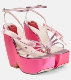 Sandalias Choc Bow de satén con cuña Sandalias Choc Bow de satén con cuña
