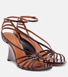 Sandalias con cuña Aura 85 de charol