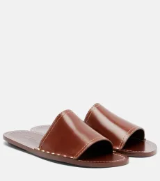 Sandalias de piel con tachuelas Sandalias de piel con tachuelas