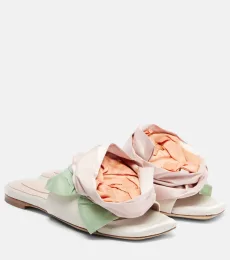 Sandalias de satén con aplique floral Sandalias de satén con aplique floral