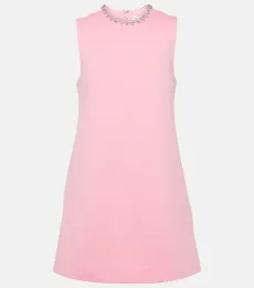 Vestido corto adornado con abertura Vestido corto adornado con abertura