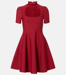 Vestido corto con encaje Vestido corto con encaje