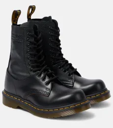 x Dr. Martens botas con cordones 1490 10-Eye de piel x Dr. Martens botas con cordones 1490 10-Eye de piel