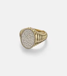 Yvonne Léon Chevalière Ovale 9kt gold ring with diamonds Yvonne Léon Chevalière Ovale 9kt gold ring with diamonds