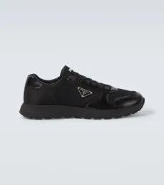 Zapatillas con piel y logo Zapatillas con piel y logo