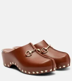 Zuecos con plataforma de piel con Horsebit y tachuelas Zuecos con plataforma de piel con Horsebit y tachuelas