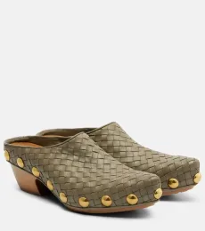 Zuecos Gondola de piel Intrecciato con tachuelas Zuecos Gondola de piel Intrecciato con tachuelas