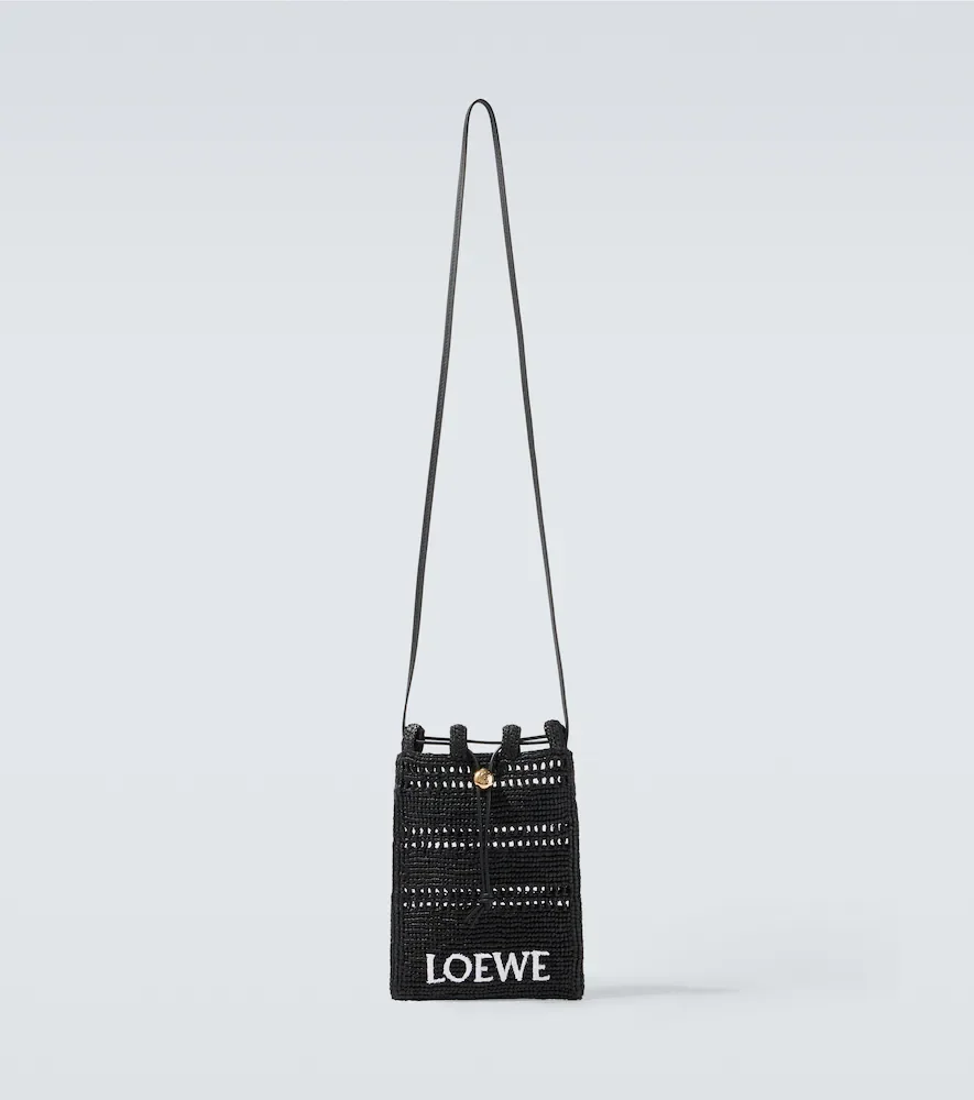 Bolso al hombro de rafia con logo