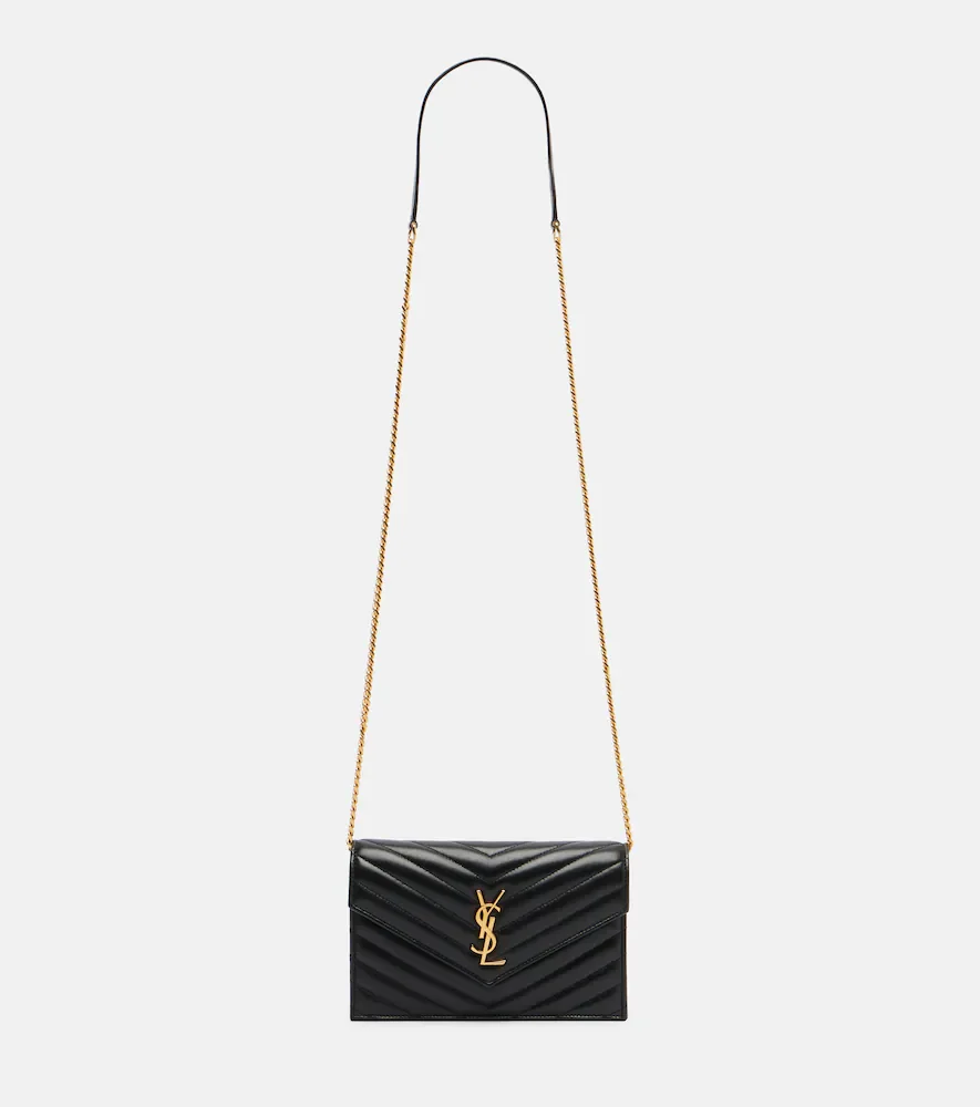 Cartera con cadena Cassandre Envelope de piel