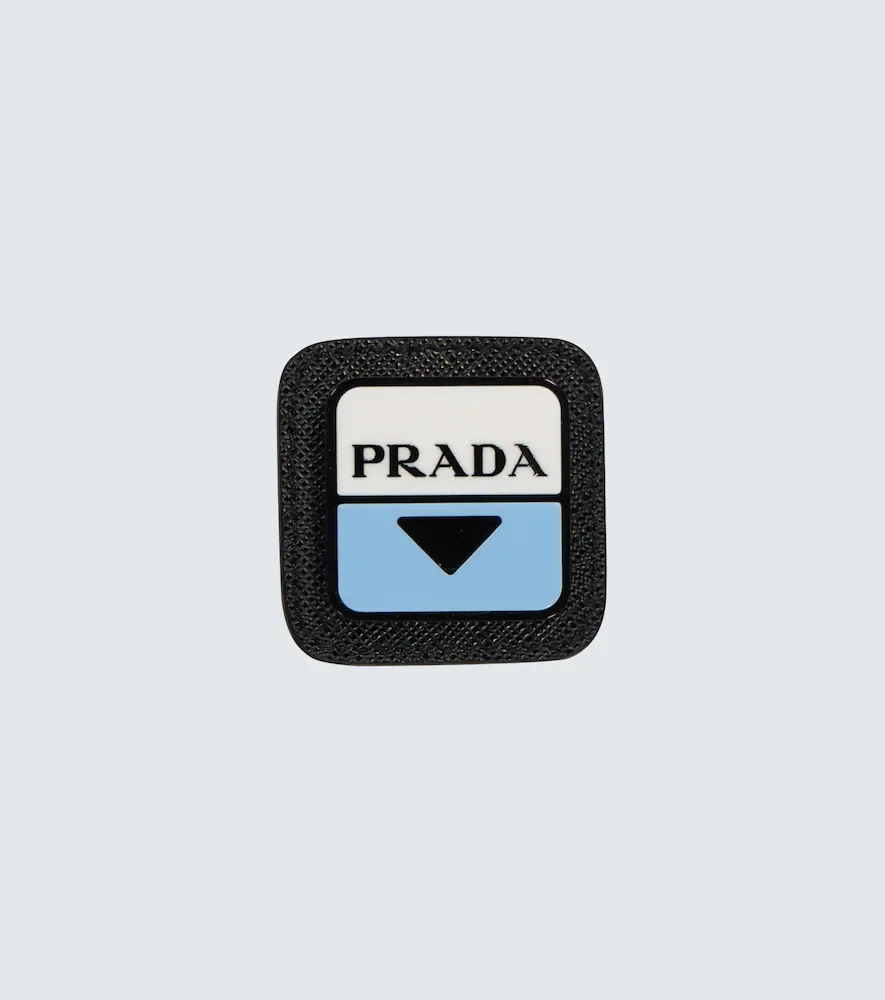 Insignia con logo de piel