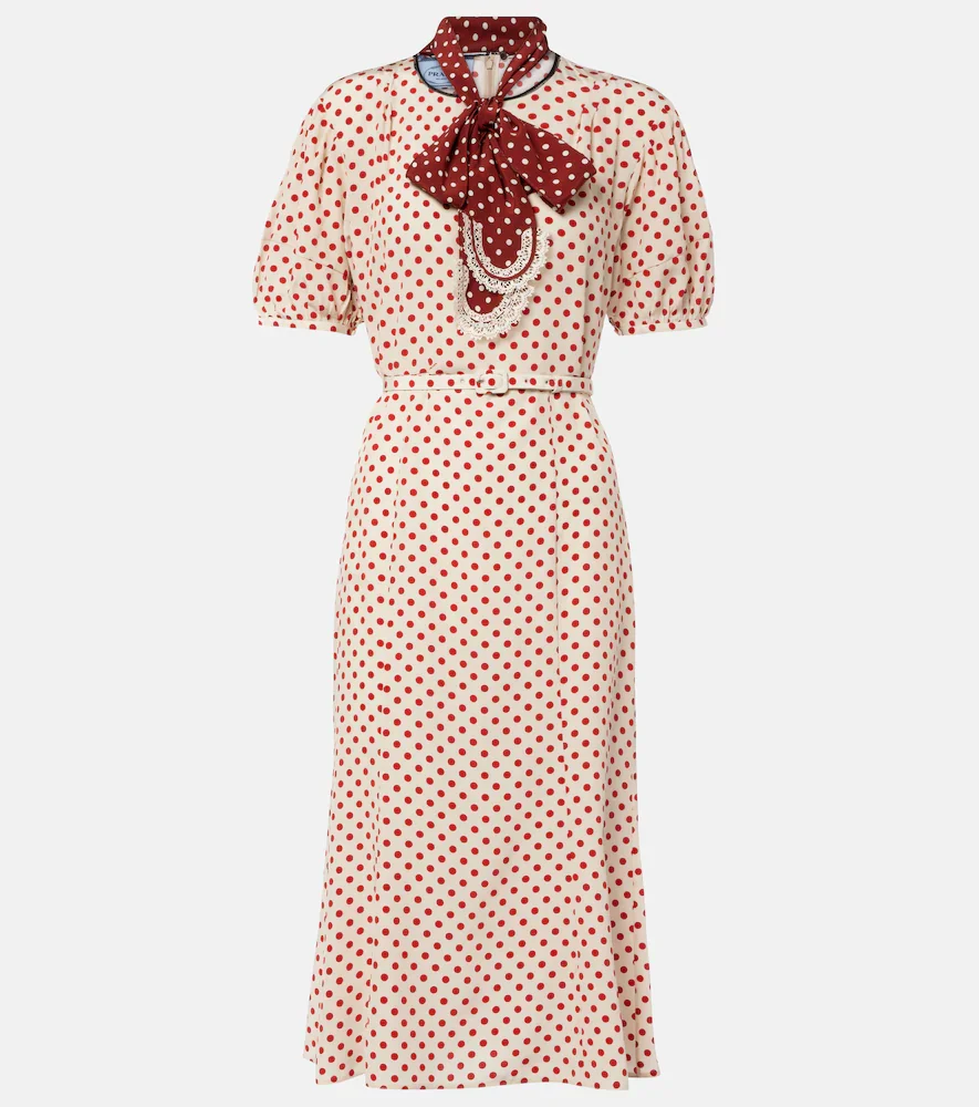 Robe en soie à pois et foulard