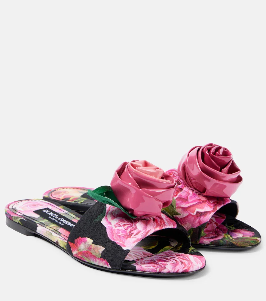 Sandalias brocadas con aplique floral