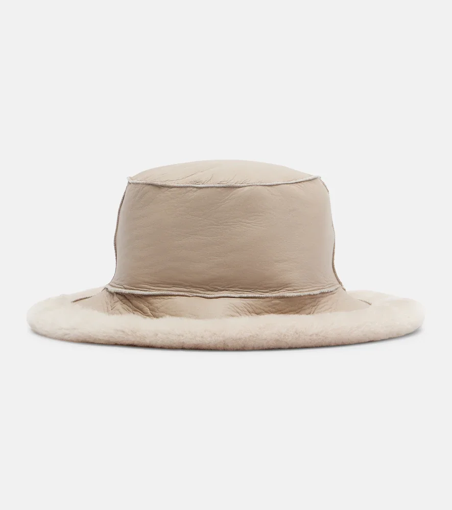 Sombrero de piel con borrego