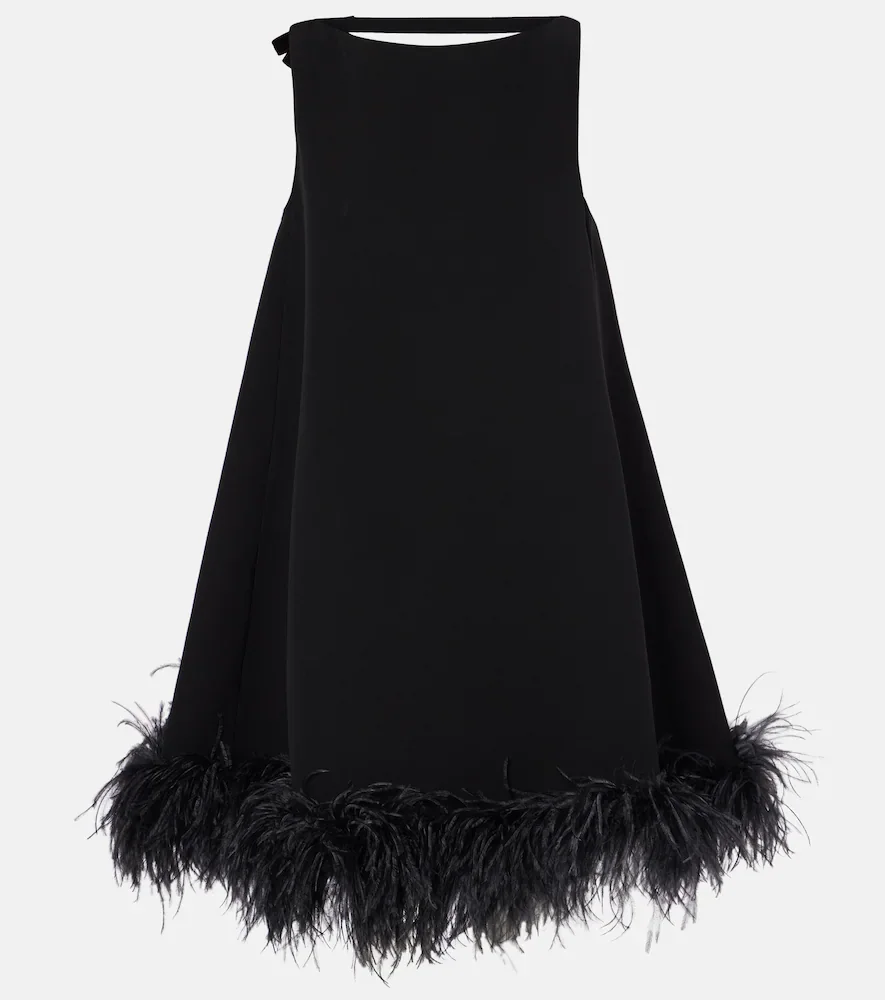 Vestido corto con plumas