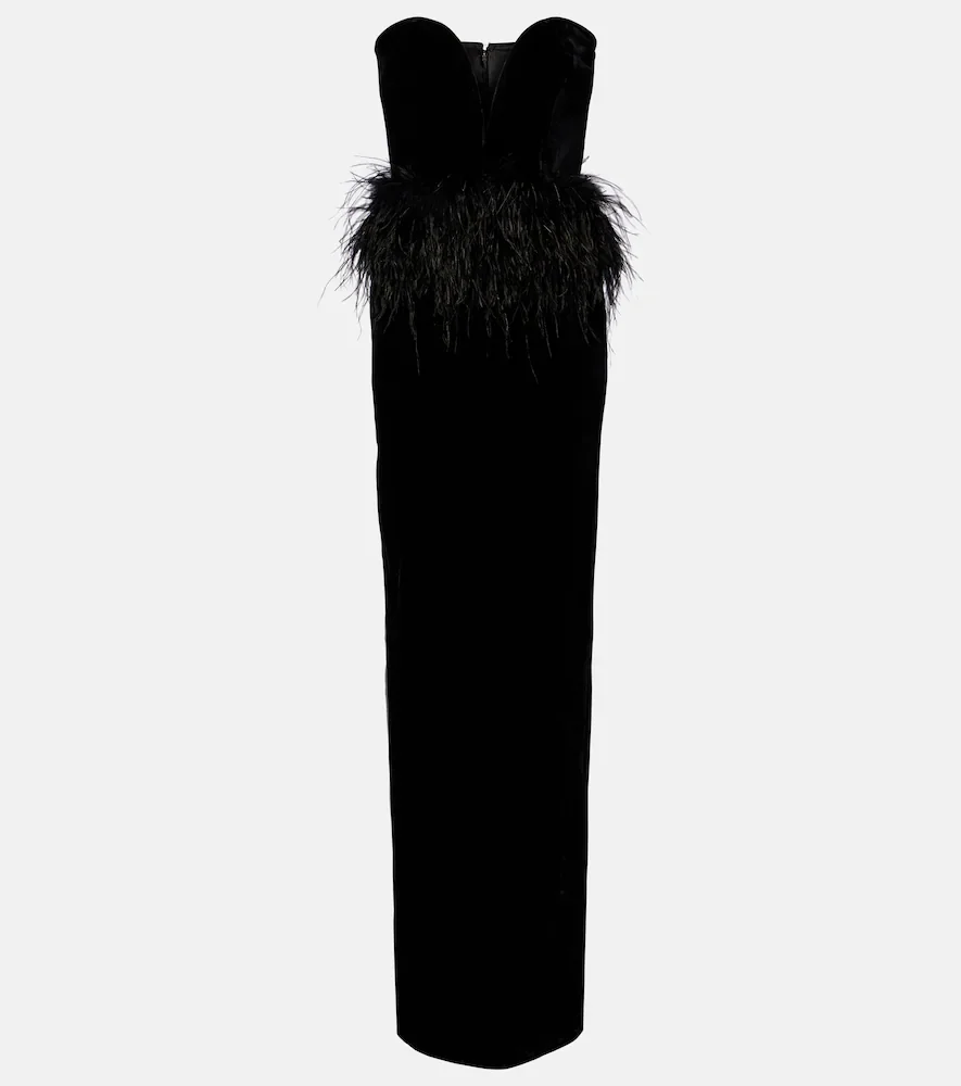 Vestido de fiesta de terciopelo con plumas